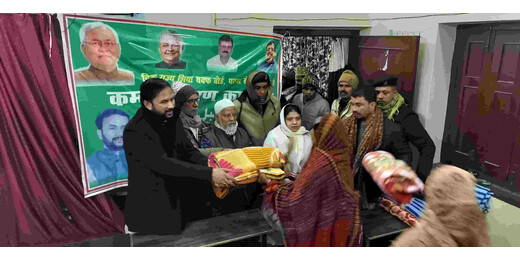 ठंड में सहारा बने इरशाद अली आज़ाद, 150 गरीबों को वितरित किए कंबल